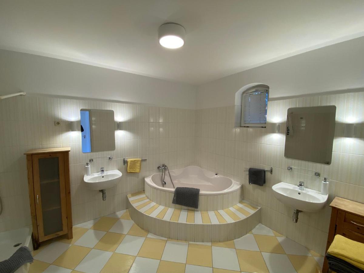 Szent Kristof Panzio Hotel Vonyarcvashegy Buitenkant foto